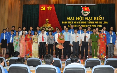 Lãnh đạo Tỉnh Đoàn Quảng Ninh và thành phố chụp ảnh lưu niệm cùng BCH Thành Đoàn Hạ Long khóa mới.